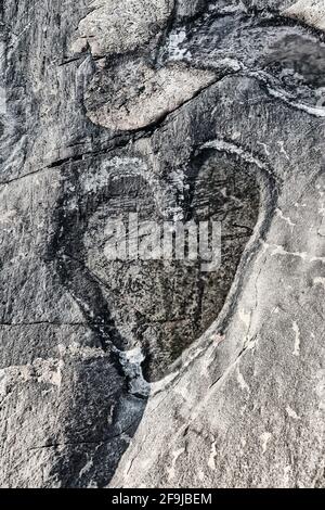 Liebe für immer, in Stein geschrieben - herzförmiger Gezeitenpool bei Ebbe. Stockfoto