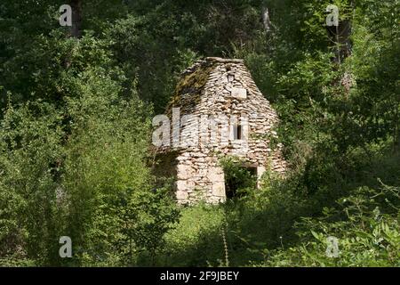 Eine cabane - eine aus Stein gebaute Bauernhütte, Hütte oder Schuppen - in den Wäldern bei Lasserre, Dordogne, Frankreich Stockfoto