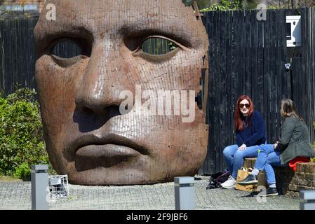 Canterbury, Kent, Großbritannien. „Bulkhead“ (2003: Rick Kirby) hinter dem Marlowe Theatre Stockfoto