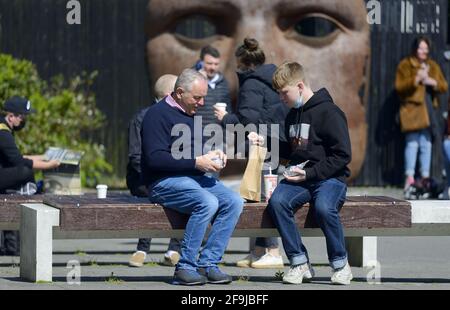 Canterbury, Kent, Großbritannien. 'Bulkhead' (2003: Rick Kirby) hinter dem Marlowe Theater - Leute essen und trinken Stockfoto