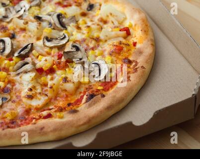 Köstliche ganze Pizza mit Gemüse Ananas und Pilze Closeup Stockfoto