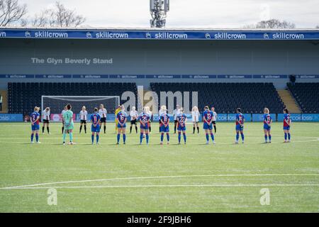 Bromley, Großbritannien. April 2021. Die Spieler beobachten eine Schweigeminute vor dem Vitality Womens FA Cup-Spiel zwischen Crystal Palace und London Bees in der Hayes Lane, Bromley, England. Kredit: SPP Sport Pressefoto. /Alamy Live News Stockfoto