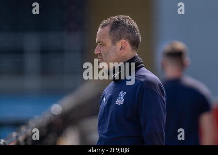 Bromley, Großbritannien. April 2021. Dean Davenport (Crystal Palace Manager) vor dem Vitality Womens FA Cup-Spiel zwischen Crystal Palace und London Bees in Hayes Lane, Bromley, England. Kredit: SPP Sport Pressefoto. /Alamy Live News Stockfoto