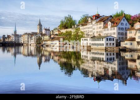 Die historische Altstadt von Zürich, traditionelle weiße Häuser im Schipfe quartier, die sich im frühen Morgenlicht im Fluss Limmat spiegeln, Schweizl Stockfoto