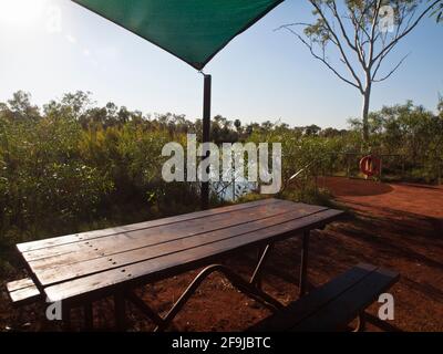 Picknicktisch, Deep Reach (Nhanggangunha), Millstream, Western Australia Stockfoto