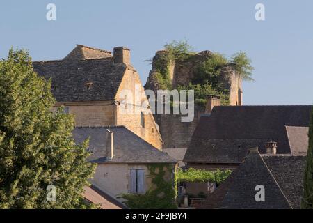 Die alte Burgruine in Saint-Geniès, Dordogne, Frankreich Stockfoto