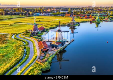 Zaanse Schans Windmühlen Park und Felder Landschaft in Zaandam bei Amsterdam, Nordholland, Niederlande, Luftaufnahme im Sonnenaufgangslicht Stockfoto