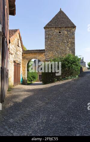 Der Eingang zum alten Krankenhaus in Saint-Amand-de-Coly, Dordogne, Frankreich Stockfoto