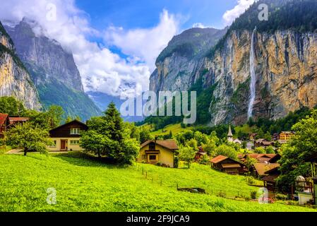 Lauterbrunnen Dorf, berühmt für seine historische Architektur, viele Wasserfälle und spektakuläre Lage in einem Alpen-Bergtal, Berner Hochland, Stockfoto