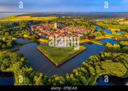 Naarden Altstadt, eine historische befestigte Stadtmauer in Nord-Holland, Niederlande, Luftaufnahme Stockfoto