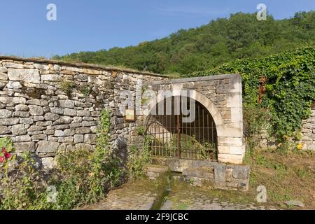 Die jetzt redundante Waschzone (lavoir), die mit dem alten Krankenhaus am Rande des Dorfes Saint-Amand-de-Coly, Dordogne, Frankreich, verbunden ist Stockfoto