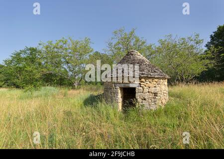 Eine cabane - eine aus Stein gebaute Bauernhütte, Hütte oder Schuppen - auf den Feldern in der Nähe von Saint-Amand-de-Coly, Dordogne, Frankreich Stockfoto