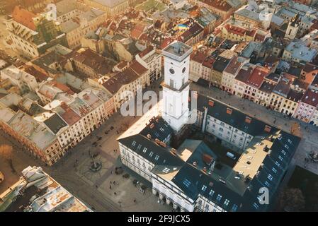 Lviv, Ukraine - 15. April 2021: Luftaufnahme des Marktplatzes in der Altstadt von Lviv, Ukraine. Rathaus und Marktplatz Stockfoto