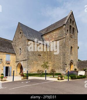 Die Dorfkirche und das angrenzende Rathaus in Paulin, in der Dordogne, Frankreich Stockfoto