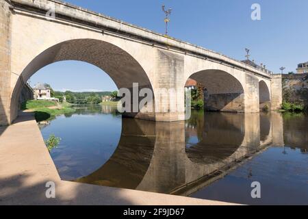 Eine alte Steinbrücke über den Fluss Vézère und seine Spiegelung in Montignac, Dordogne, Frankreich Stockfoto