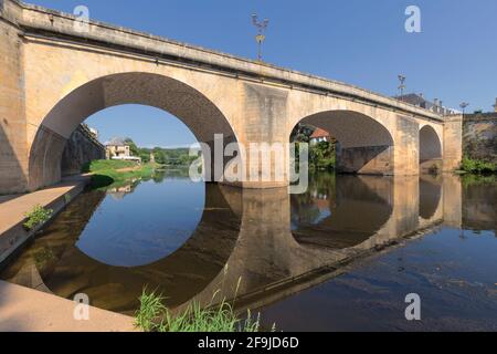 Eine alte Steinbrücke über den Fluss Vézère und seine Spiegelung in Montignac, Dordogne, Frankreich Stockfoto