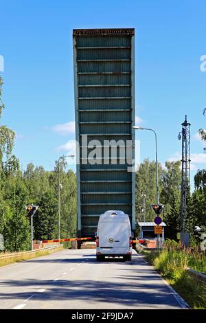 Erhöhte Liftbrücke mit einem Lieferwagen am Strömma-Kanal. Der Strömma-Kanal liegt an der Grenze der Gemeinden Kimitoön und Salo, Finnland. Stockfoto