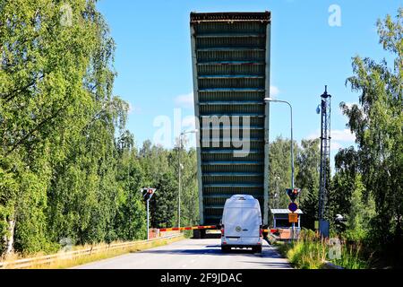 Erhöhte Liftbrücke mit einem Lieferwagen am Strömma-Kanal. Der Strömma-Kanal liegt an der Grenze der Gemeinden Kimitoön und Salo, Finnland. Stockfoto