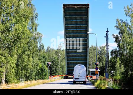 Erhöhte Liftbrücke mit einem Van, der am Strömma-Kanal an der Grenze der Gemeinden Kimitoön und Salo, Finnland, wartet. August 2020. Stockfoto