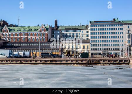 Helsinki, Finnland - 11. März 2017: Blick auf farbenfrohe Gebäude im Südhafen an einem sonnigen Tag Stockfoto