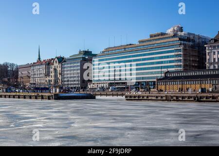 Helsinki, Finnland - 11. März 2017: Blick auf farbenfrohe Gebäude im Südhafen an einem sonnigen Tag Stockfoto