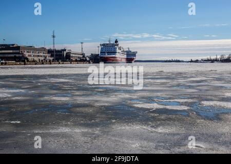 Helsinki, Finnland - 11. März 2017: Blick auf ein Schiff im Südhafen an einem sonnigen Tag Stockfoto