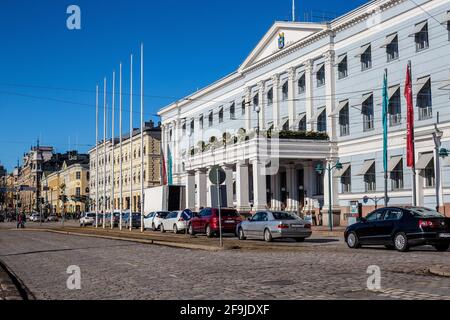 Helsinki, Finnland - 11. März 2017: Blick auf traditionelle Gebäude im Südhafen an einem sonnigen Tag Stockfoto