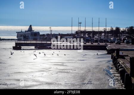 Helsinki, Finnland - 11. März 2017: Blick auf ein Schiff im Südhafen an einem sonnigen Tag Stockfoto