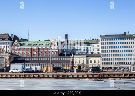 Helsinki, Finnland - 11. März 2017: Blick auf farbenfrohe Gebäude im Südhafen an einem sonnigen Tag Stockfoto