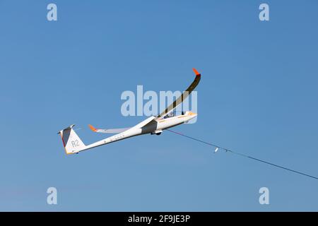 Schempp-Hirth Duo Discus Hochleistungs-Segelflugzeugwinde mit zwei Sitzen, die in einen klaren, blauen Himmel startet. Stockfoto