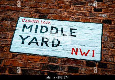 Straßenschild Am Mittleren Hof, Camden Lock, London, England Stockfoto