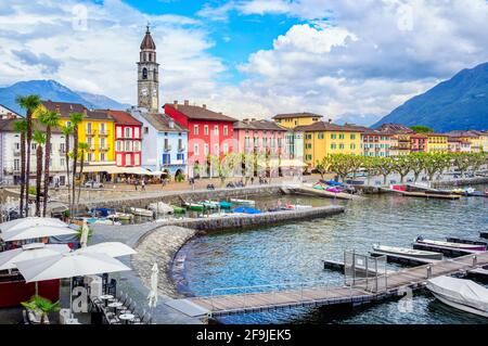 Farbenfrohe traditionelle Häuser in der Altstadt von Ascona am Lago Maggiore, Locarno, Schweiz Stockfoto