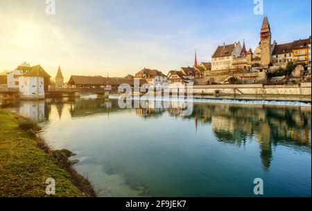 Panoramablick auf die historische Altstadt von Bremgarten am Reuss, Kanton Aargau, Schweiz, bei Sonnenuntergang. Bremgarten ist ein beliebter Tagesausflug destinati Stockfoto