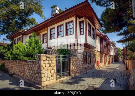 Traditionelle ottomanische Häuser in einer engen Straße in der Altstadt von Antalya, Türkei Stockfoto