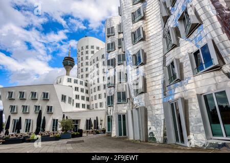 Düsseldorf, Deutschland - 10. Juli 2020: Neuer Zollhof im Düsseldorfer Hafen, dem Geschäfts- und Lifestyle-Viertel der Düsseldorfer City famo Stockfoto