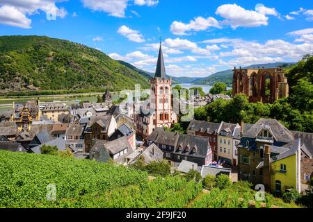 Bacharach am Rhein Stadt, Deutschland, berühmt für seine Weinberge Hügel und romantische Lage in einem Rheintal Stockfoto