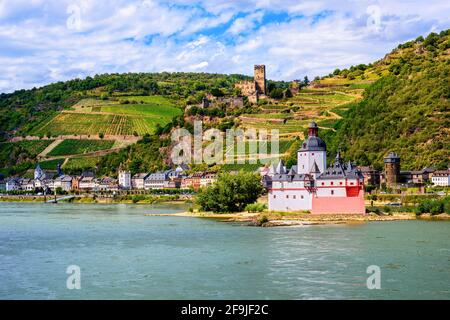 Historisches weißes Pfalzgrafenstein Schloss auf einer Insel am Rhein in Kaub Stadt, Bacharach, Deutschland Stockfoto