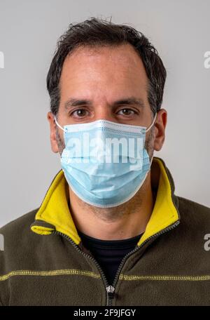 Porträt eines Mannes, der zum Schutz eine Gesichtsmaske trägt Gegen Infektionskrankheiten Stockfoto