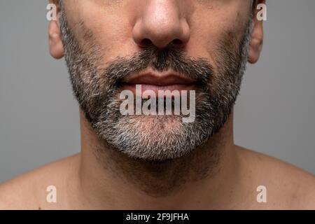 Nahaufnahme eines bärtigen Mannes mit grauem Bart Stockfoto