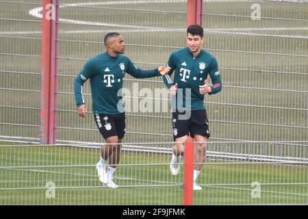 Von links: Douglas COSTA (FC Bayern München), Marc ROCA (FC Bayern München), Lauftraining, FC Bayern München Training in der Saebener Straße. Fußball 1. Bundesliga, Saison 2020/2021 am 19. April 2021. Weltweite Nutzung Stockfoto