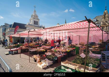 Saffron Walden Market, Blick im Sommer auf den Markt, der jeden Samstag im Zentrum von Saffron Walden, Essex UK, stattfindet Stockfoto