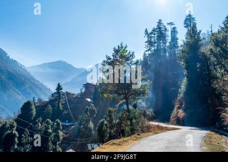 Bergstraße, Shoja, Himachal Pradesh, Indien Stockfoto