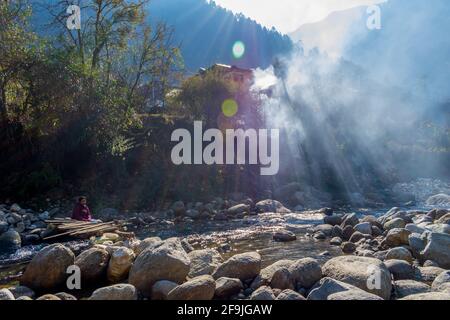 Ein Bergbach, Pekhri, Tirthan Valley, Himachal Pradesh, Indien Stockfoto