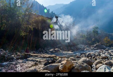 Ein Bergbach, Pekhri, Tirthan Valley, Himachal Pradesh, Indien Stockfoto