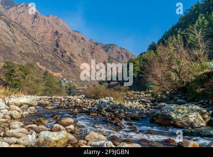 Ein Bergbach, Pekhri, Tirthan Valley, Himachal Pradesh, Indien Stockfoto