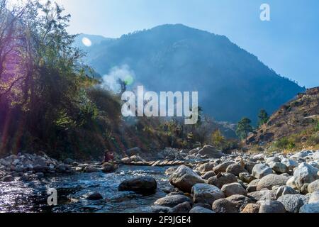 Ein Bergbach, Pekhri, Tirthan Valley, Himachal Pradesh, Indien Stockfoto