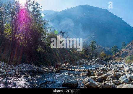 Ein Bergbach, Pekhri, Tirthan Valley, Himachal Pradesh, Indien Stockfoto