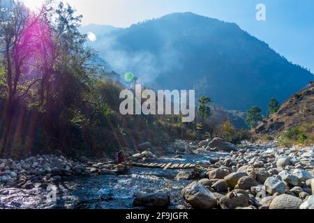 Ein Bergbach, Pekhri, Tirthan Valley, Himachal Pradesh, Indien Stockfoto