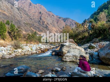 Ein Bergbach, Pekhri, Tirthan Valley, Himachal Pradesh, Indien Stockfoto