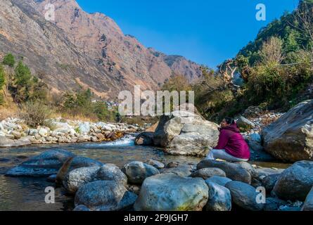 Ein Bergbach, Pekhri, Tirthan Valley, Himachal Pradesh, Indien Stockfoto